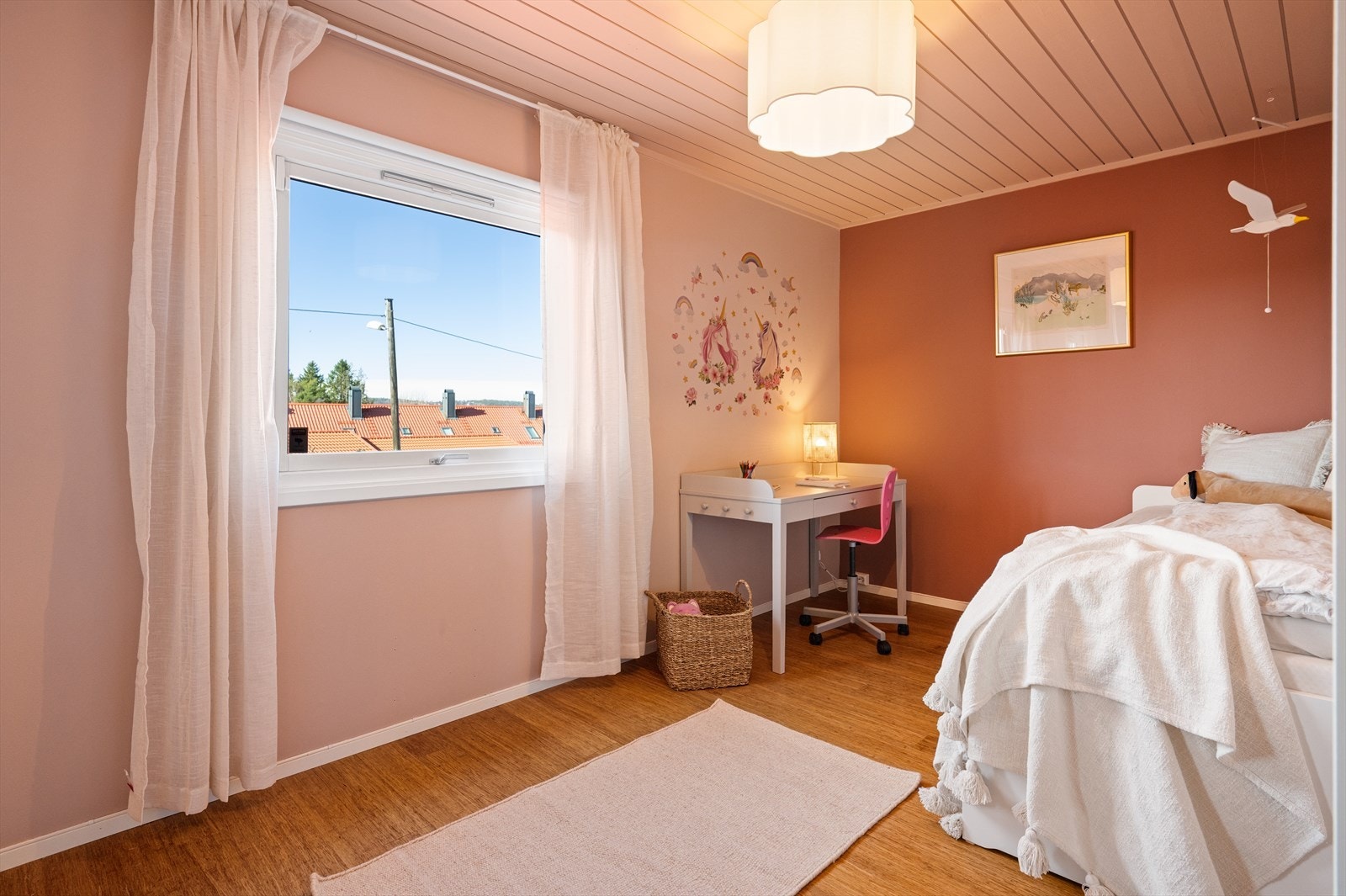 Praktisk og familievennlig planløsning med soverom og baderom i samme etasje. Galleribilde