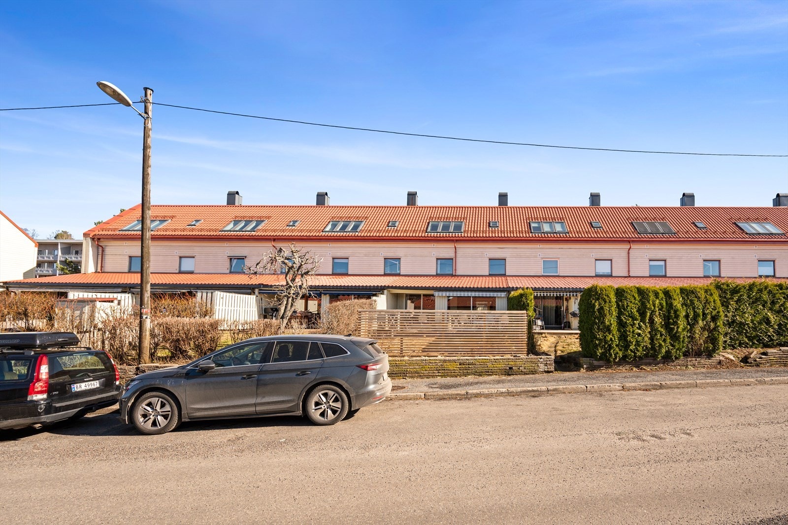 Det medfølger en egen garasjeplass i felles garasjerekke. Elbillader er montert. Galleribilde