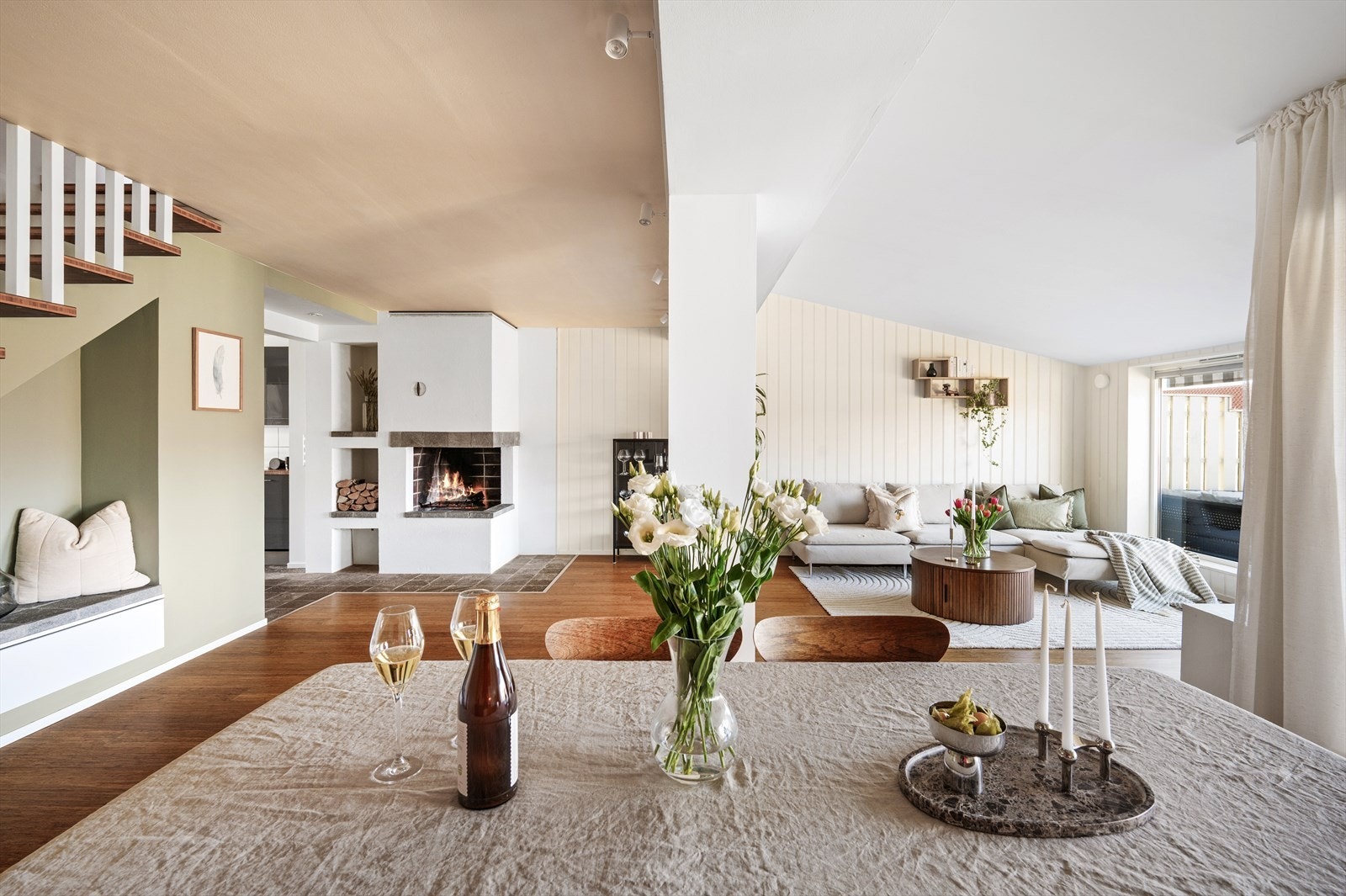 Her får du en innholdsrik bolig med romslige oppholdsrom, god planløsning og store vindusflater. Galleribilde