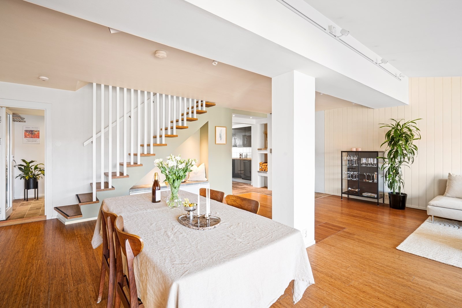 Når vi igjen beveger oss inn fra den vestvendte terrassen, kommer vi tilbake til det hyggelige oppholdsrommet vi tidligere var innom. Rommet byr fortsatt på de samme fleksible innredningsmulighetene, og den åpne planløsningen gjør det enkelt å tilpasse. Galleribilde