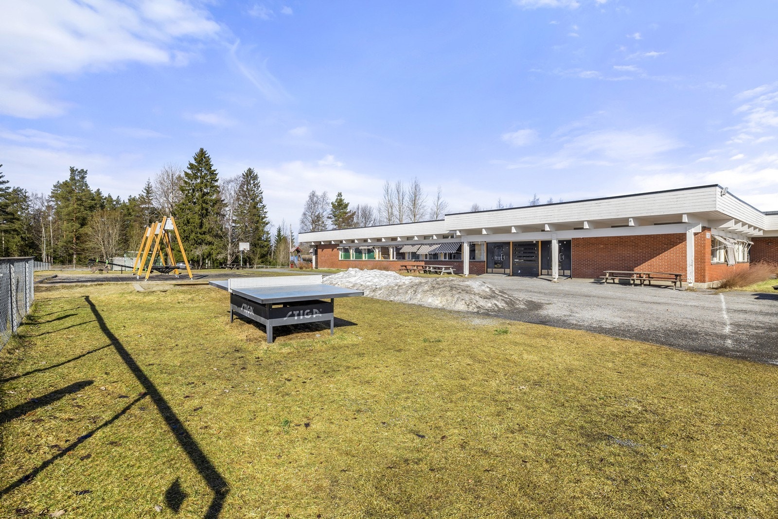 Nærområdet byr på gode fritidsmuligheter med aktivitetshall ved skolen og idrettsanlegget Bruvollen like ved. Galleribilde