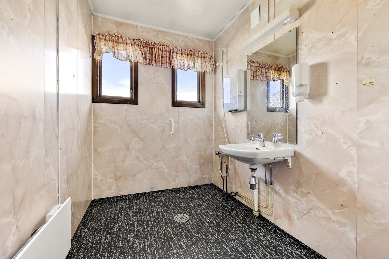 Badet er fra byggeår og har et moderniseringsbehov. Galleribilde