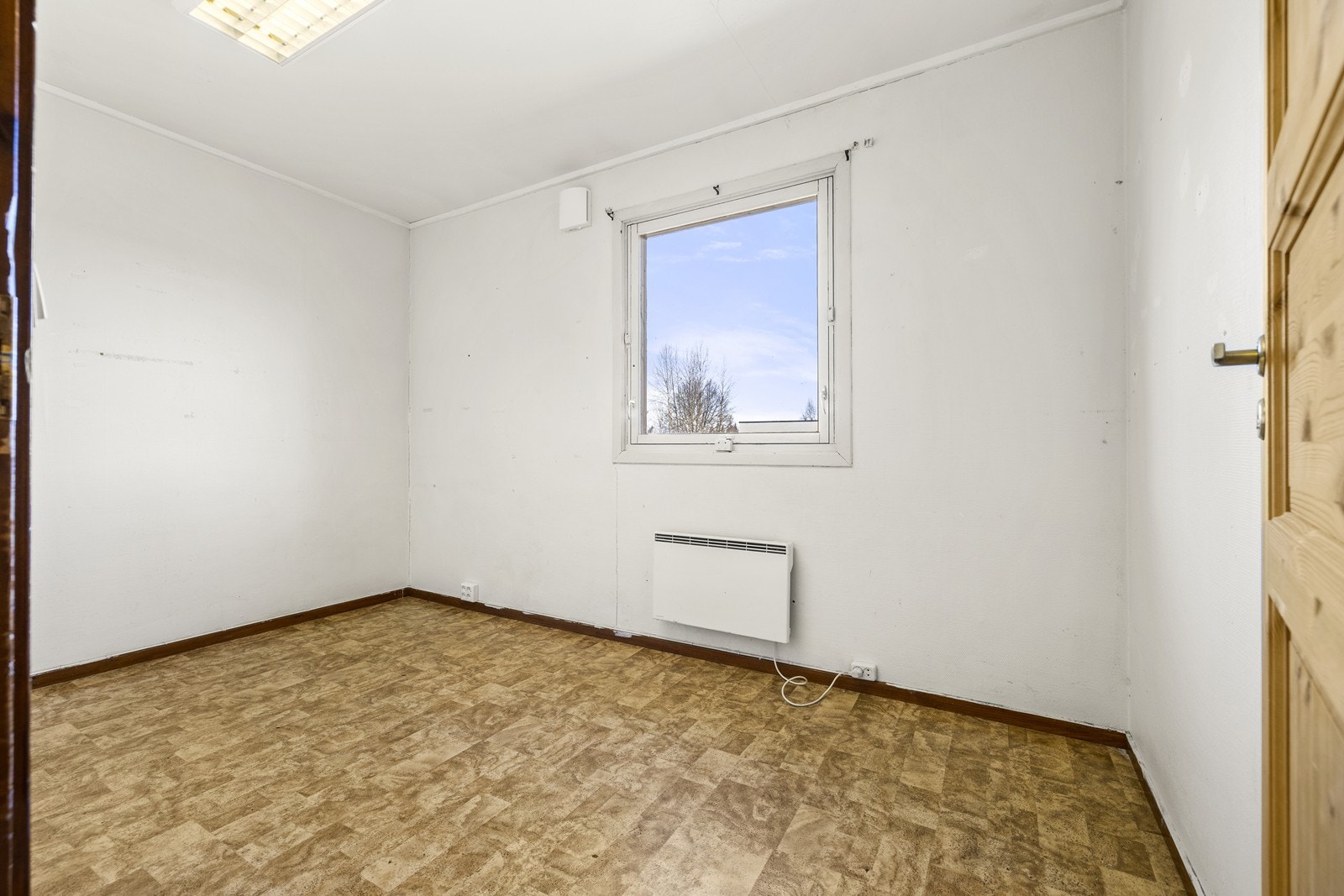 Det andre soverommet har plass til seng og garderobeløsning. Alle soverommene er oppvarmet via vegghengte panelovner. Galleribilde