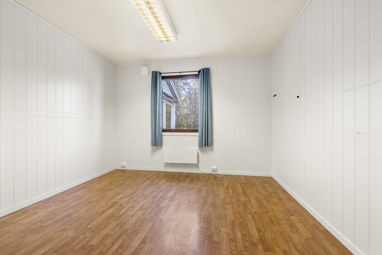 Hovedsoverommet er av god størrelse og har laminatgulv og malte panelvegger. Galleribilde