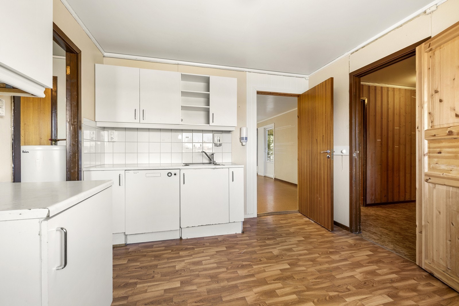 Det er opplegg for oppvaskmaskin og komfyr, samt kjøkkenventilator med avtrekk ut. Galleribilde