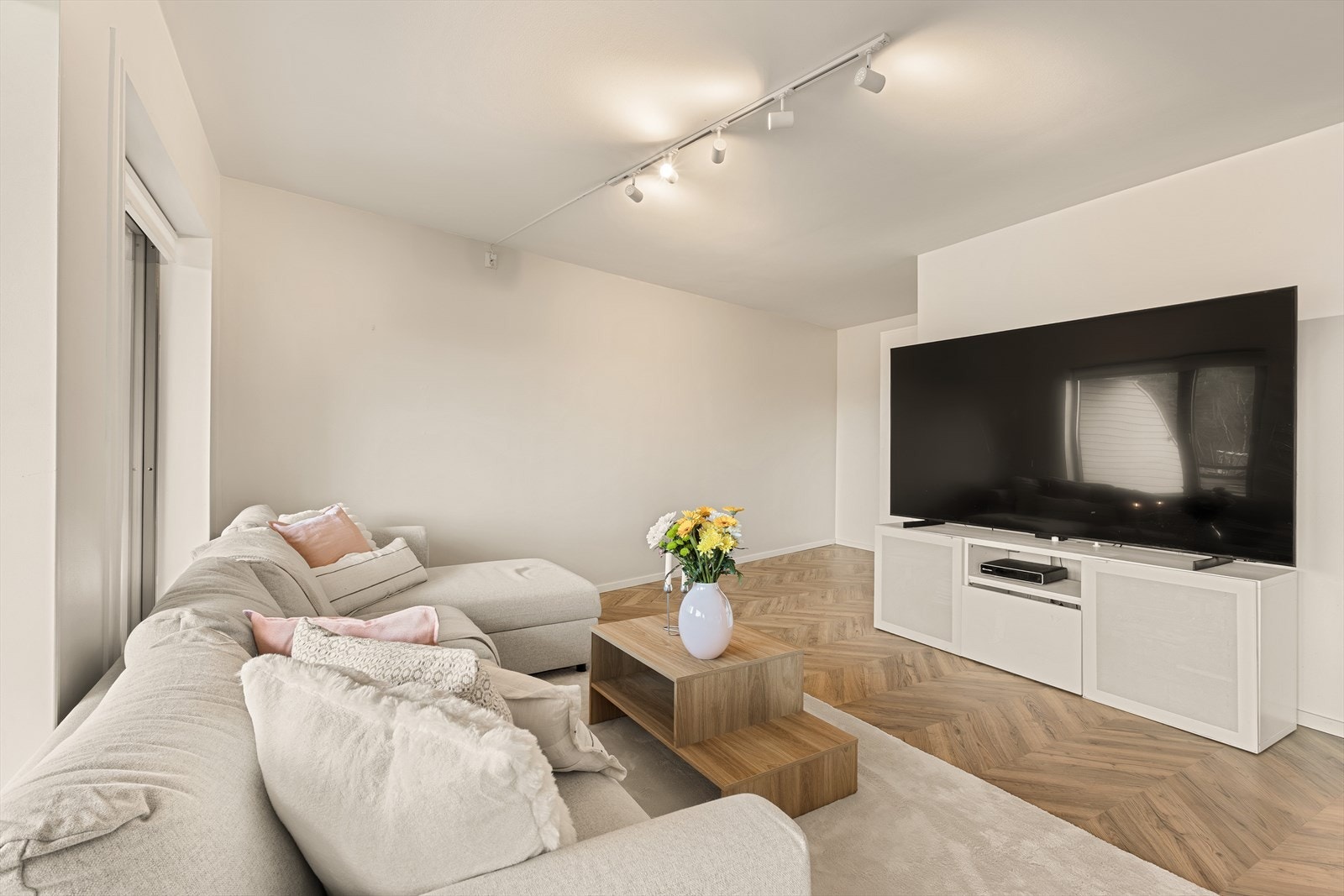 - Stue/kjøkken måler hele 34,4 m² - Galleribilde