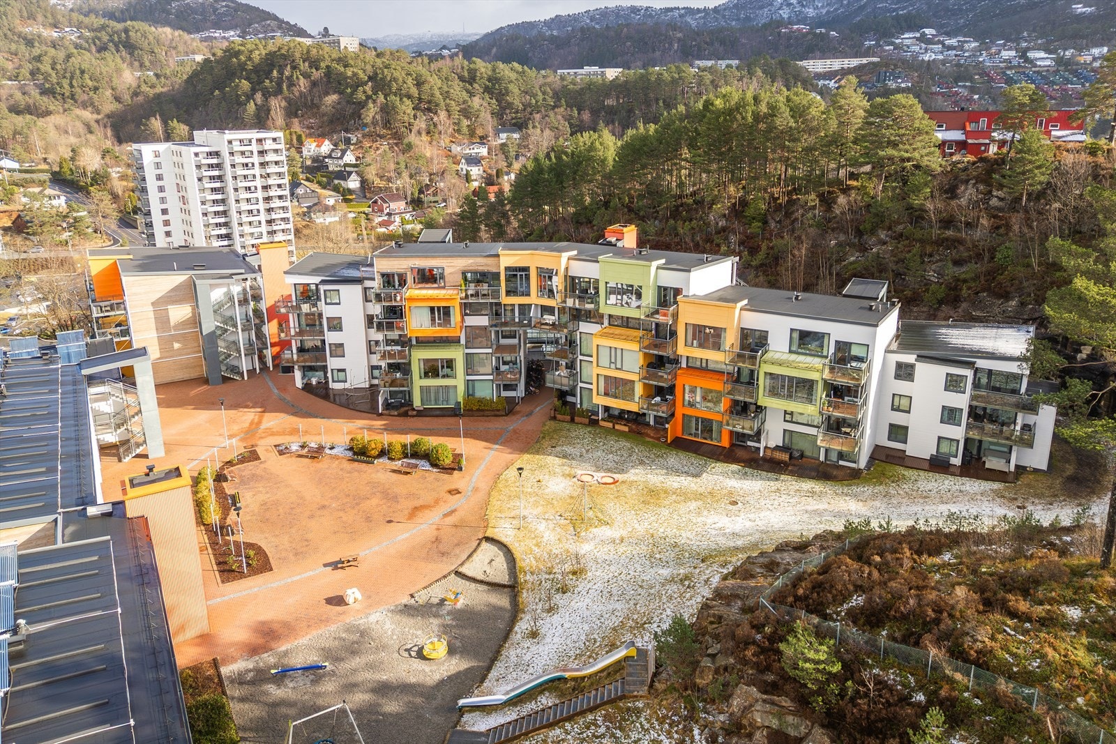 - Nærmeste busstopp er 4 min gange fra boligen - Galleribilde