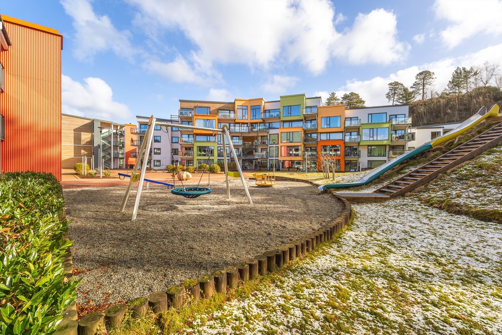 - Lekeplass rett utenfor boligen, perfekt for barna - Galleribilde