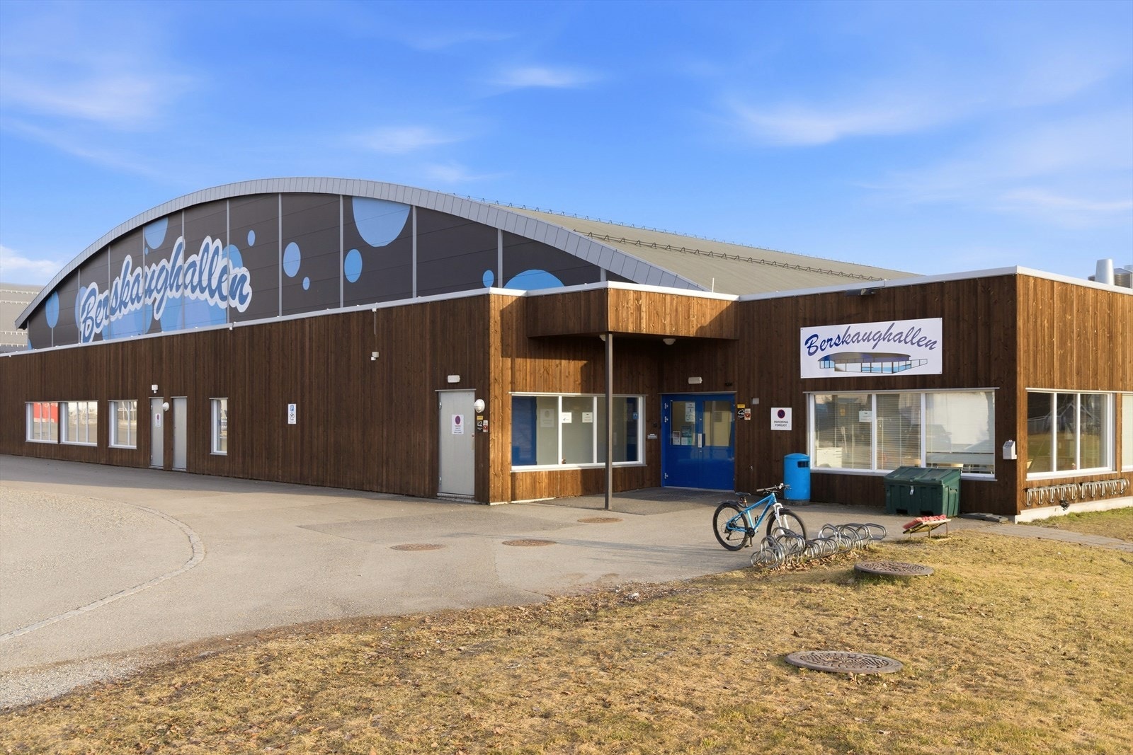 Berskaughallen med håndballhall Galleribilde