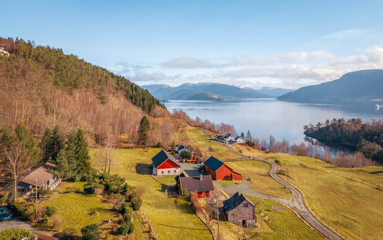 Landlige og naturskjønne omgivelser med koselig gårdstun like nedenfor eiendommen. Galleribilde