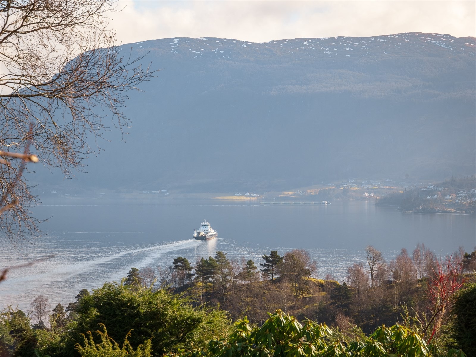 Eiendommen er solrik og har nydelig utsikt over Bjørnafjorden, Fusafjorden og Samnangerfjorden mot Fusa, Tysnes og Kvinnherad. Galleribilde