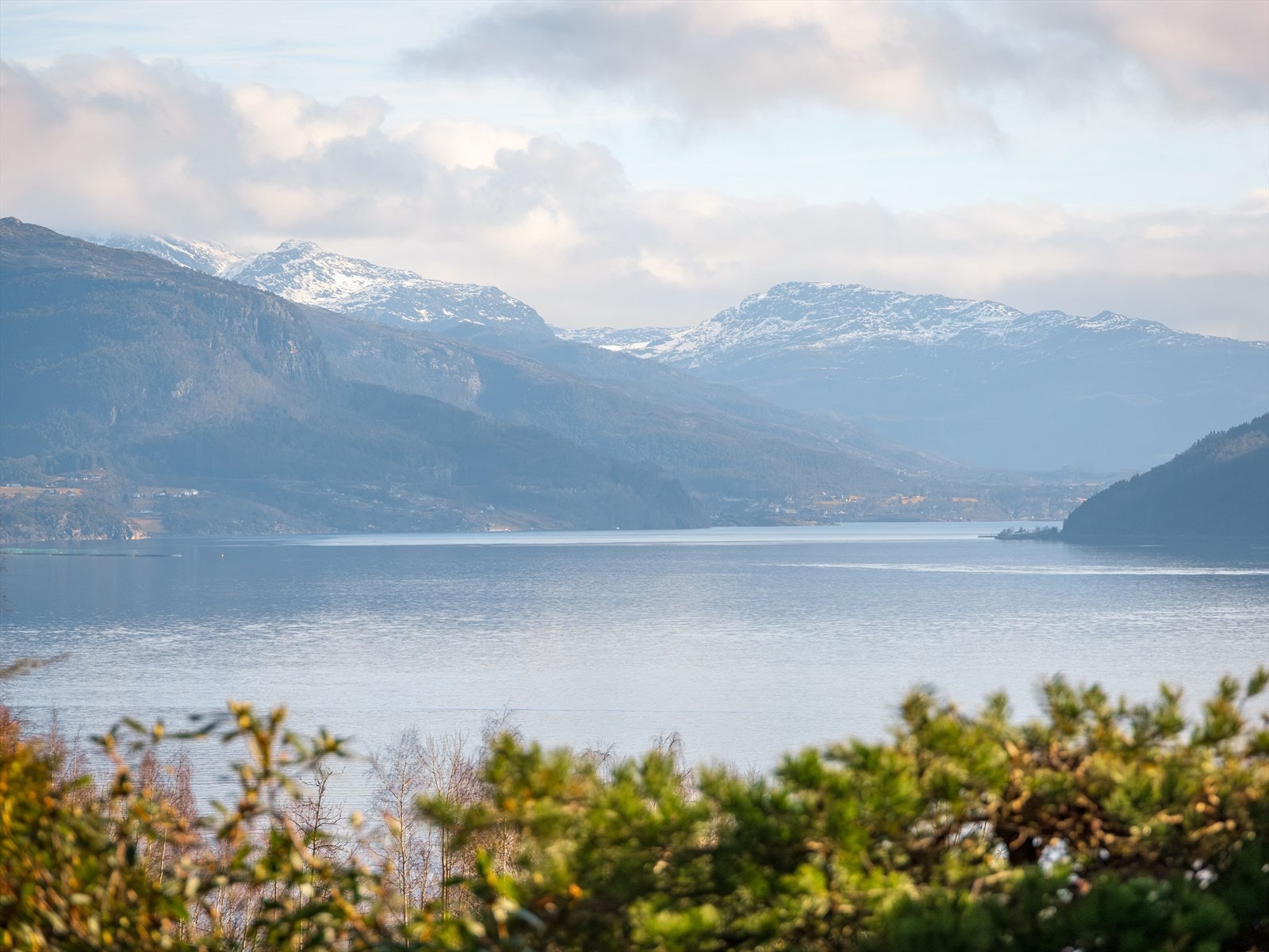 Eiendommen er solrik og har nydelig utsikt over Bjørnafjorden, Fusafjorden og Samnangerfjorden mot Fusa, Tysnes og Kvinnherad. Galleribilde