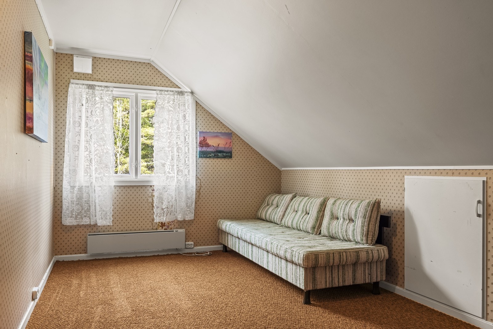 Loftsetasjen inneholder 2 soverom og en gang, med et samlet bruksareal på 32 m². Galleribilde