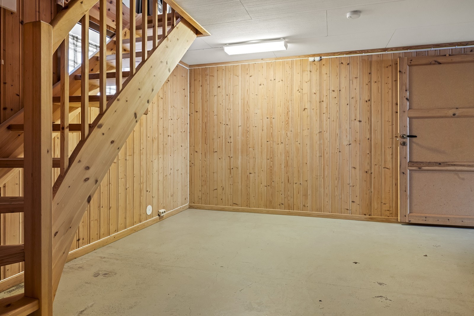 Kjelleren har et bruksareal på 49 m² og består av gang, vaskerom og flere boder. Galleribilde