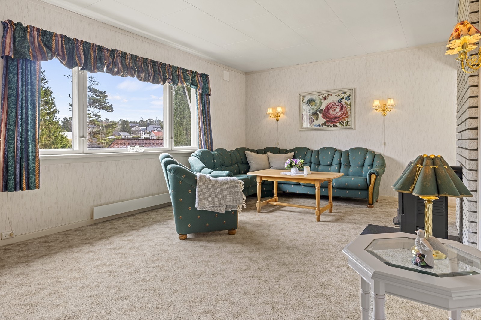 Vinduene i stuen er originale varevinduer fra byggeåret. Galleribilde