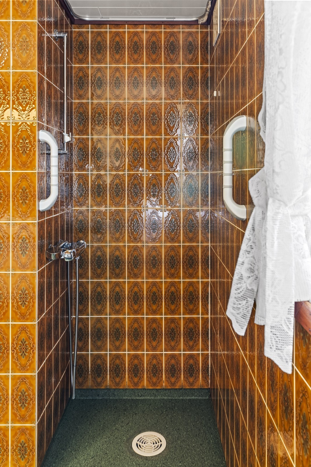 Badet i første etasje har en praktisk dusjnisje. Rommet har belegg på gulv og fliser på veggene. Galleribilde