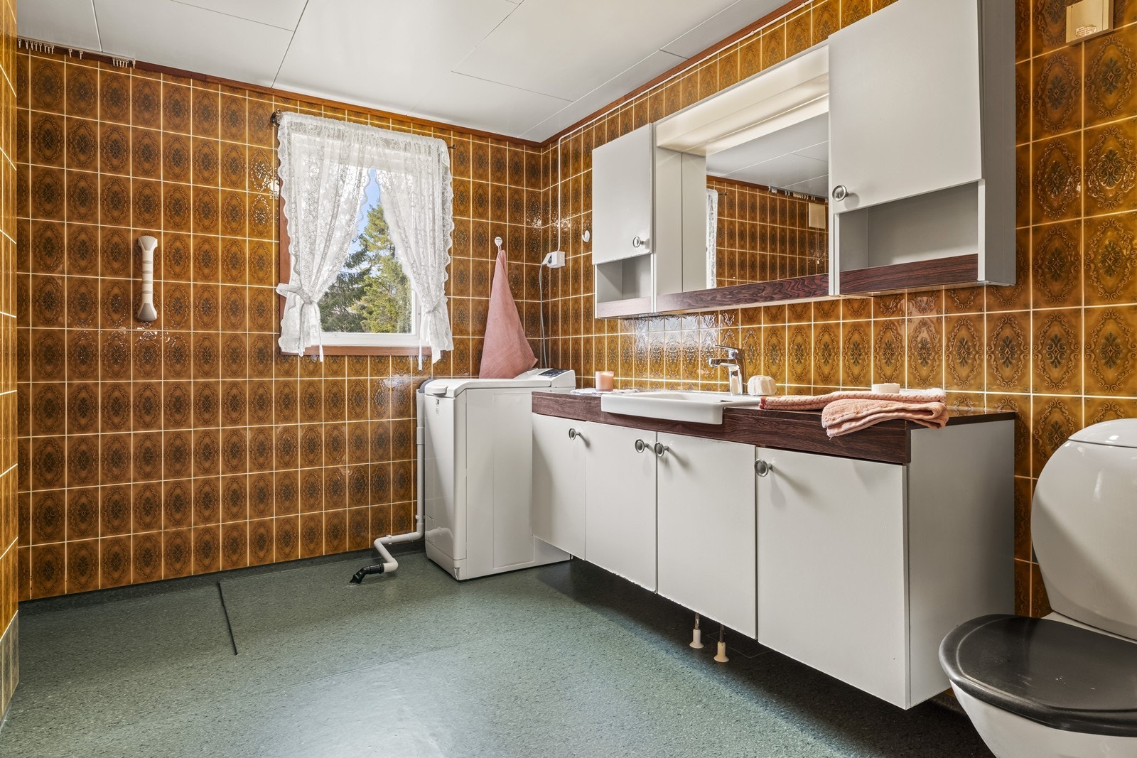 Baderommet er av eldre dato og har servantinnredning og frittstående toalett. Oppvarming skjer via panelovn. Galleribilde