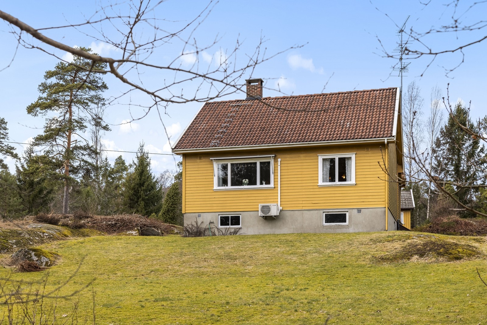 Boligen er oppført med en betonggrunnmur på byggegrunn av fjell. Galleribilde