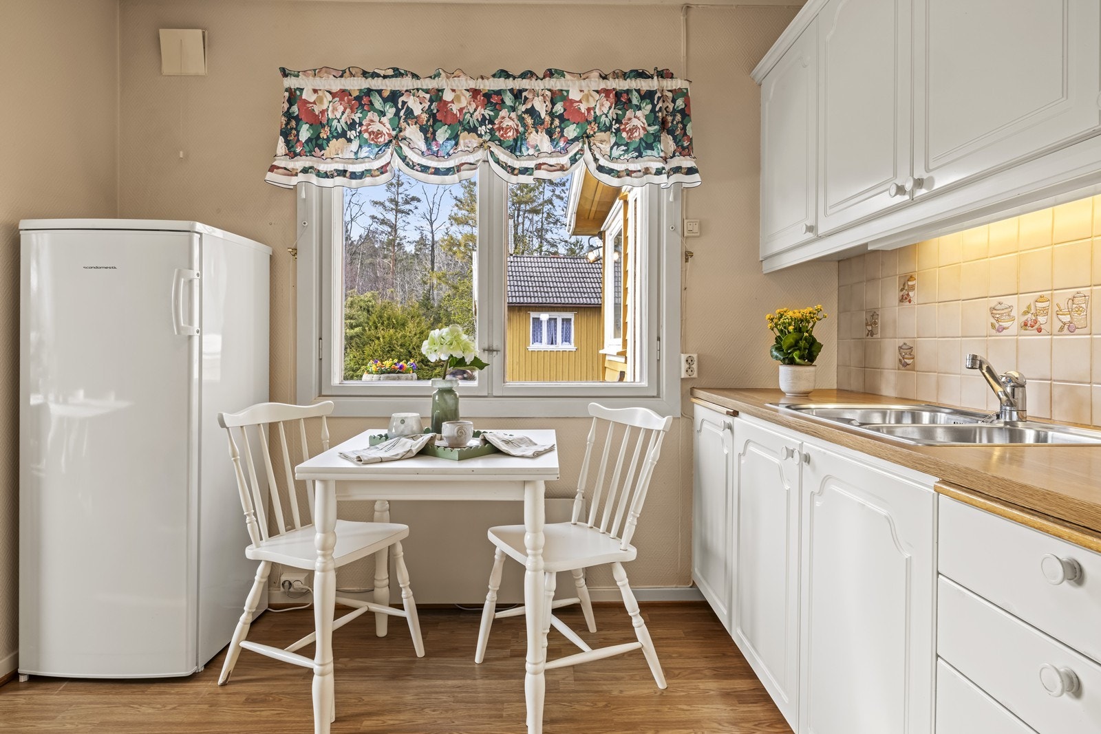 En praktisk spiseplass på kjøkkenet for de raske måltidene. Kjøkkenventilator med avtrekk ut sikrer god ventilasjon. Galleribilde