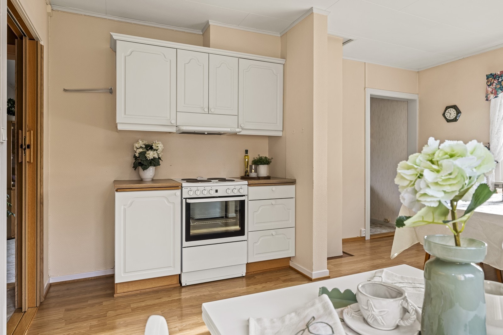 Kjøkkenet er har plass til frittstående komfyr og kjøl-/fryseskap. Galleribilde