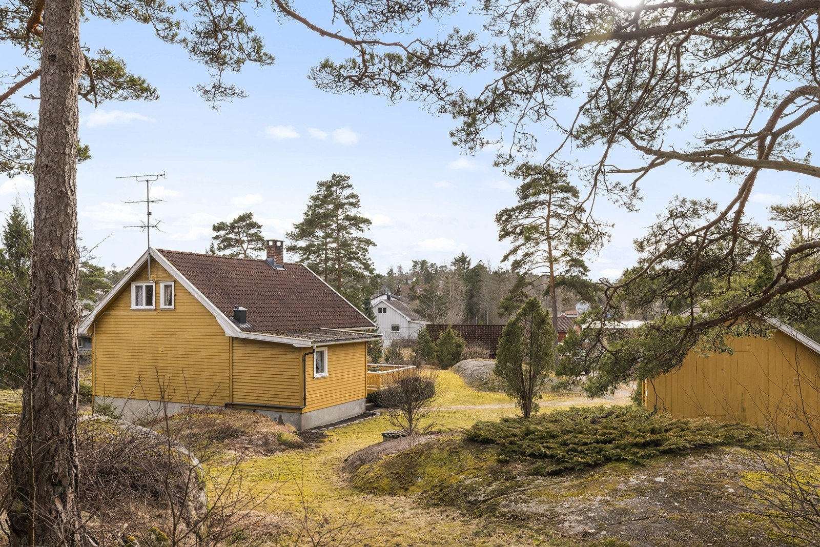 Nabolaget er ideelt for de som verdsetter nærhet til naturen, med gode turmuligheter rett utenfor døren. Galleribilde