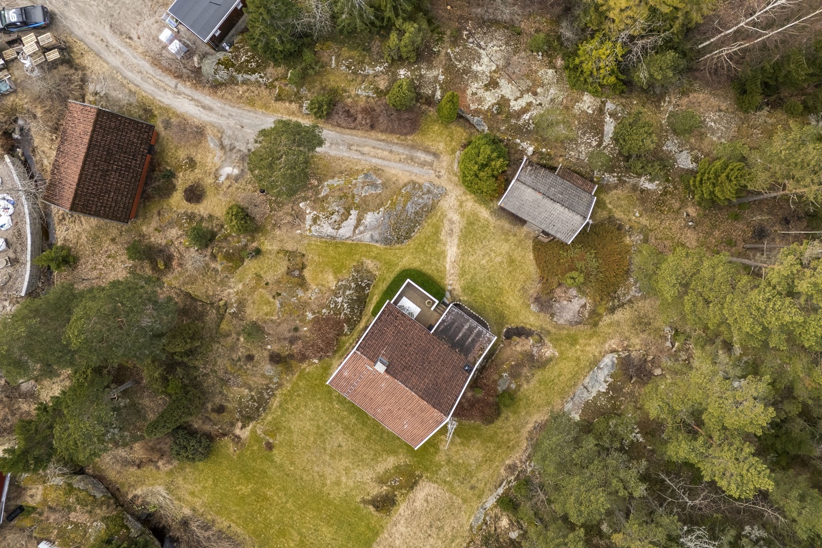 Nærområdet består hovedsakelig av eneboliger og er beskrevet som et godt nabolag. Rød planteskole rett ved. Galleribilde