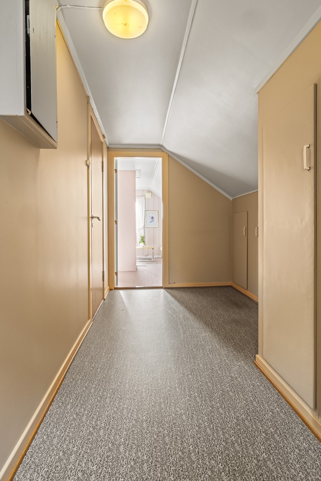 Gangen på loftet har belegg på gulvet og knytter de to soverommene sammen. Galleribilde