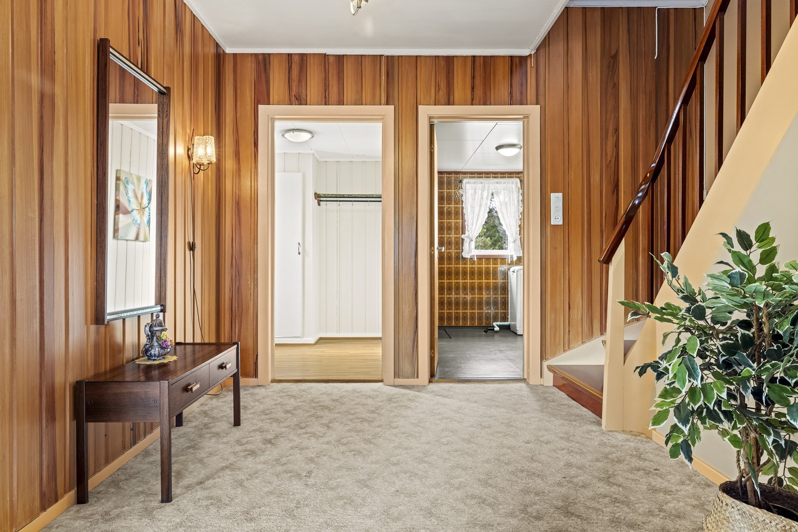 Fra gangen er det adkomst til bad, vindfang, stue og kjøkken i tillegg til trapp opp til 2. etasje. Galleribilde