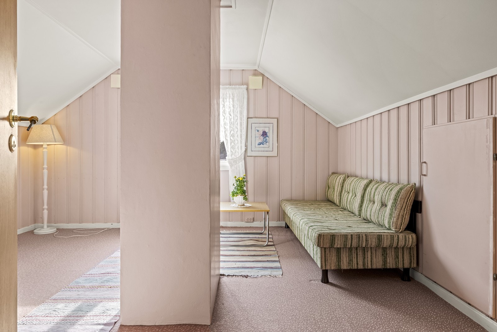 Det andre soverommet på loftet, med vegger kledd i trepanel. Galleribilde