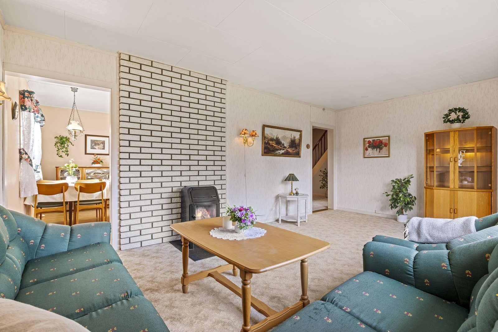 Stuen har en vedovn tilknyttet en mursteinspipe, som gir en effektiv og hyggelig varmekilde. Galleribilde