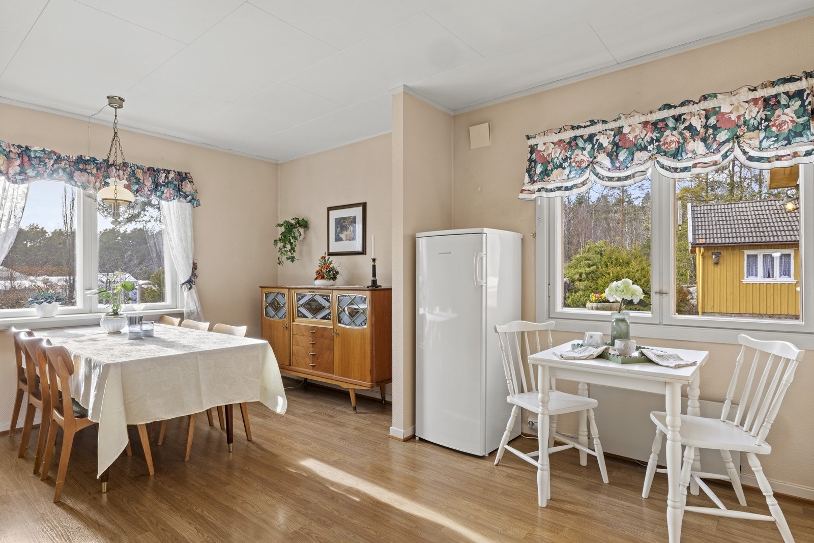 Kjøkkenet har en åpen løsning mot spisestuen, med god plass til et større spisebord. Galleribilde