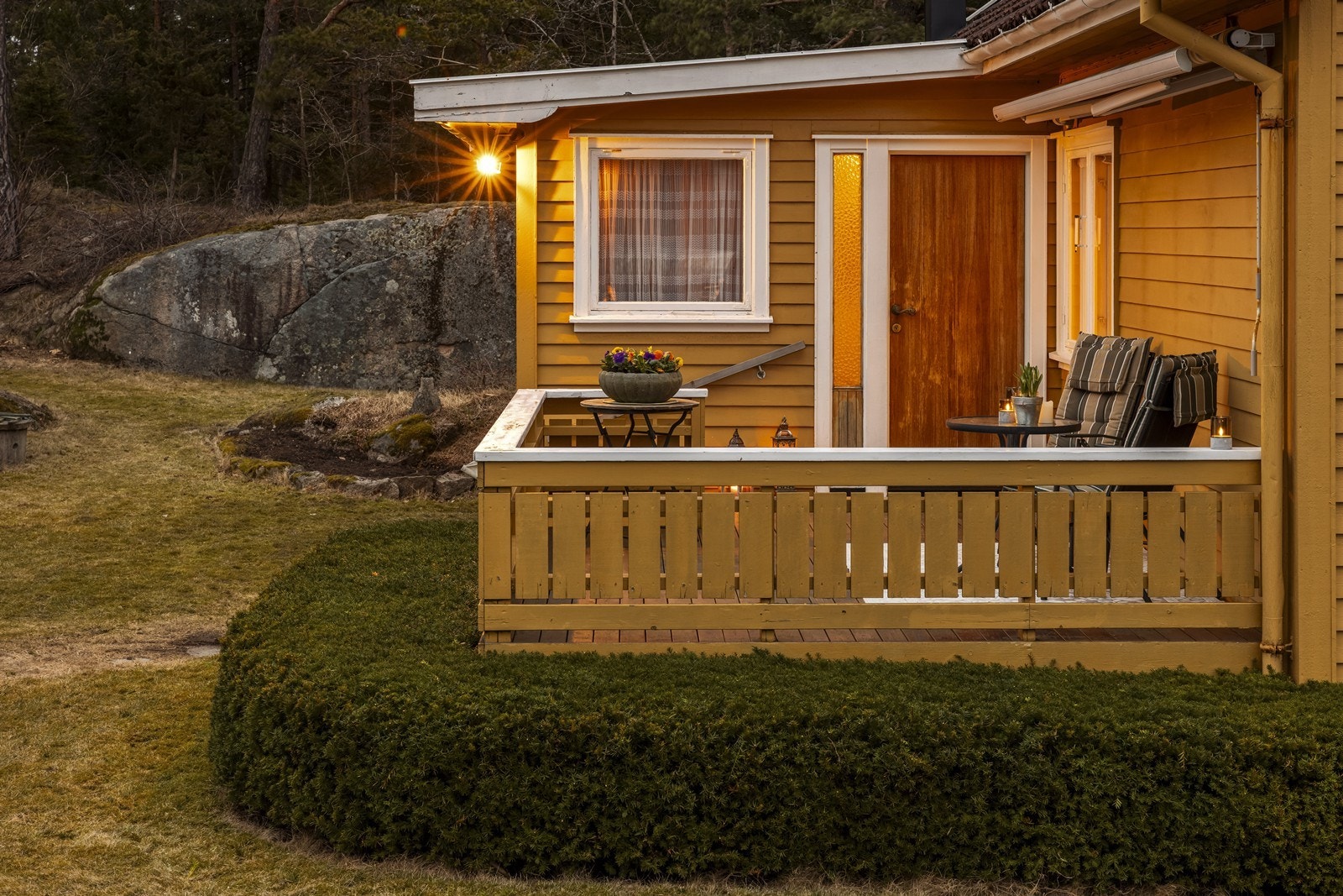 Inngangspartiet med heltre ytterdør og sidefelt med enkelt glass. Galleribilde