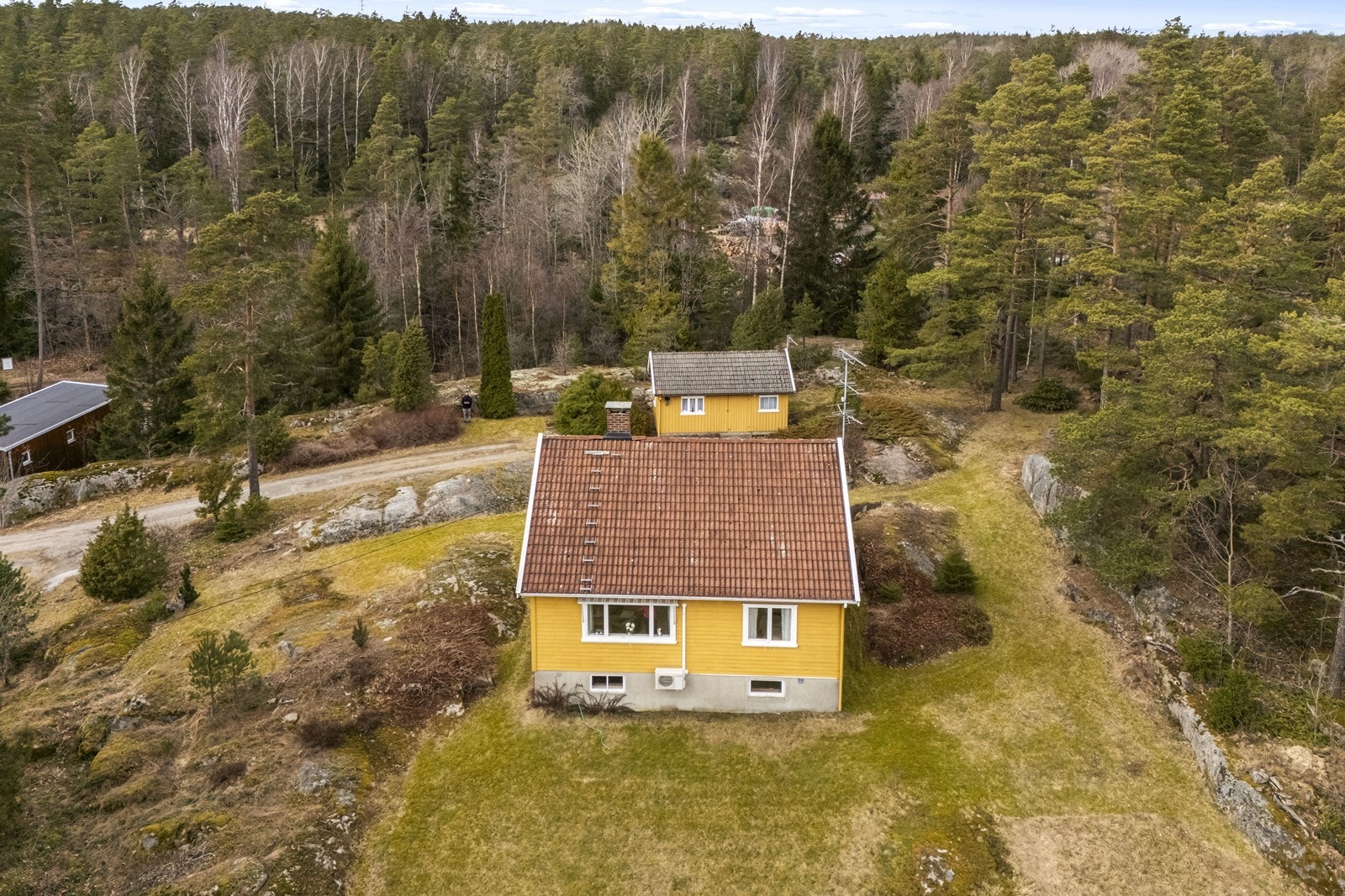 Boligen ligger usjenert til med skogen som nærmeste nabo. Galleribilde