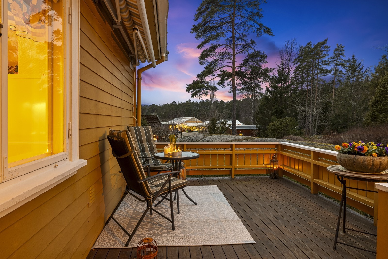 Stemningsfull uteplass på terrassen om kvelden. Galleribilde