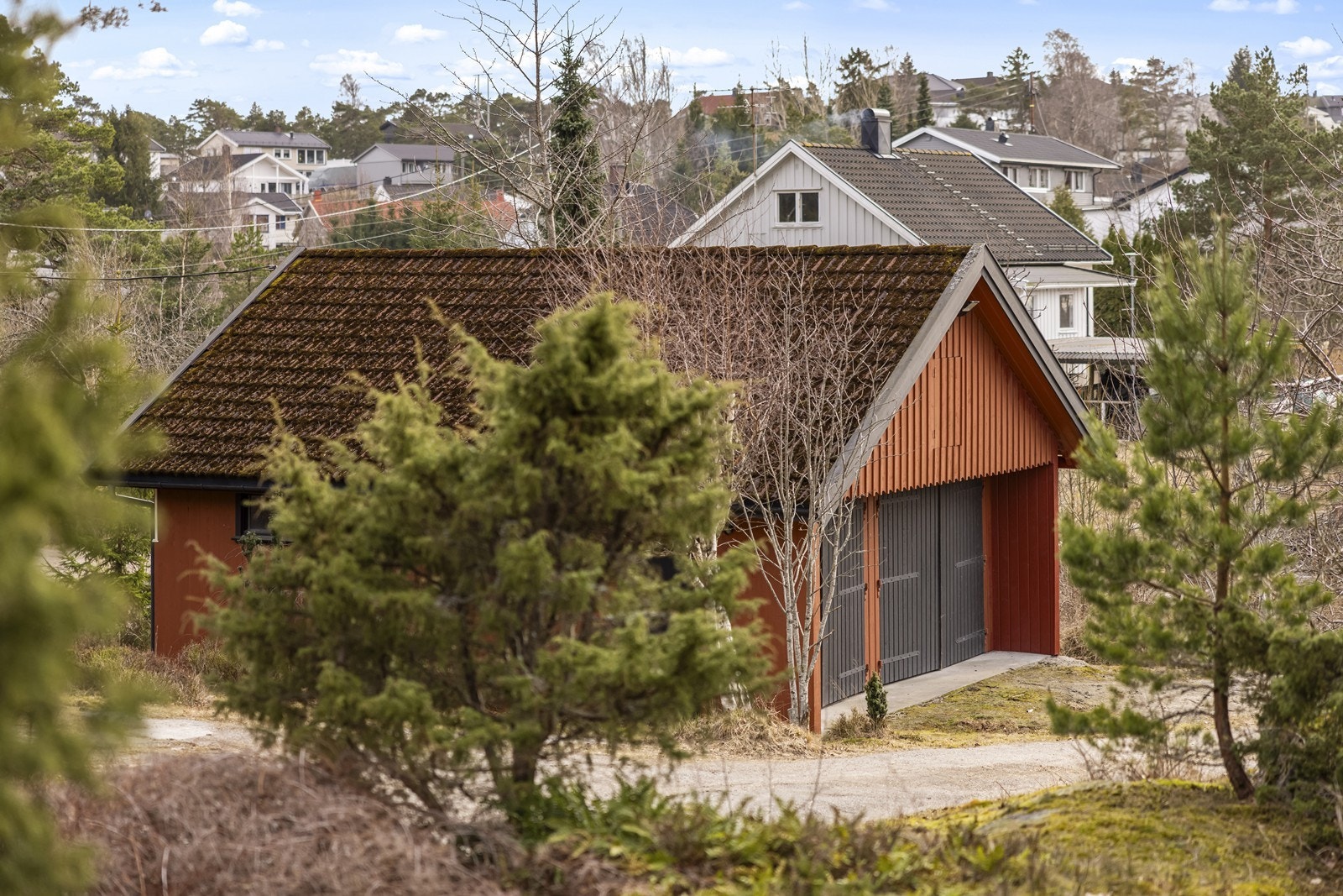 Eiendommen har en dobbel garasje på 47 m², oppført i 1979. Galleribilde