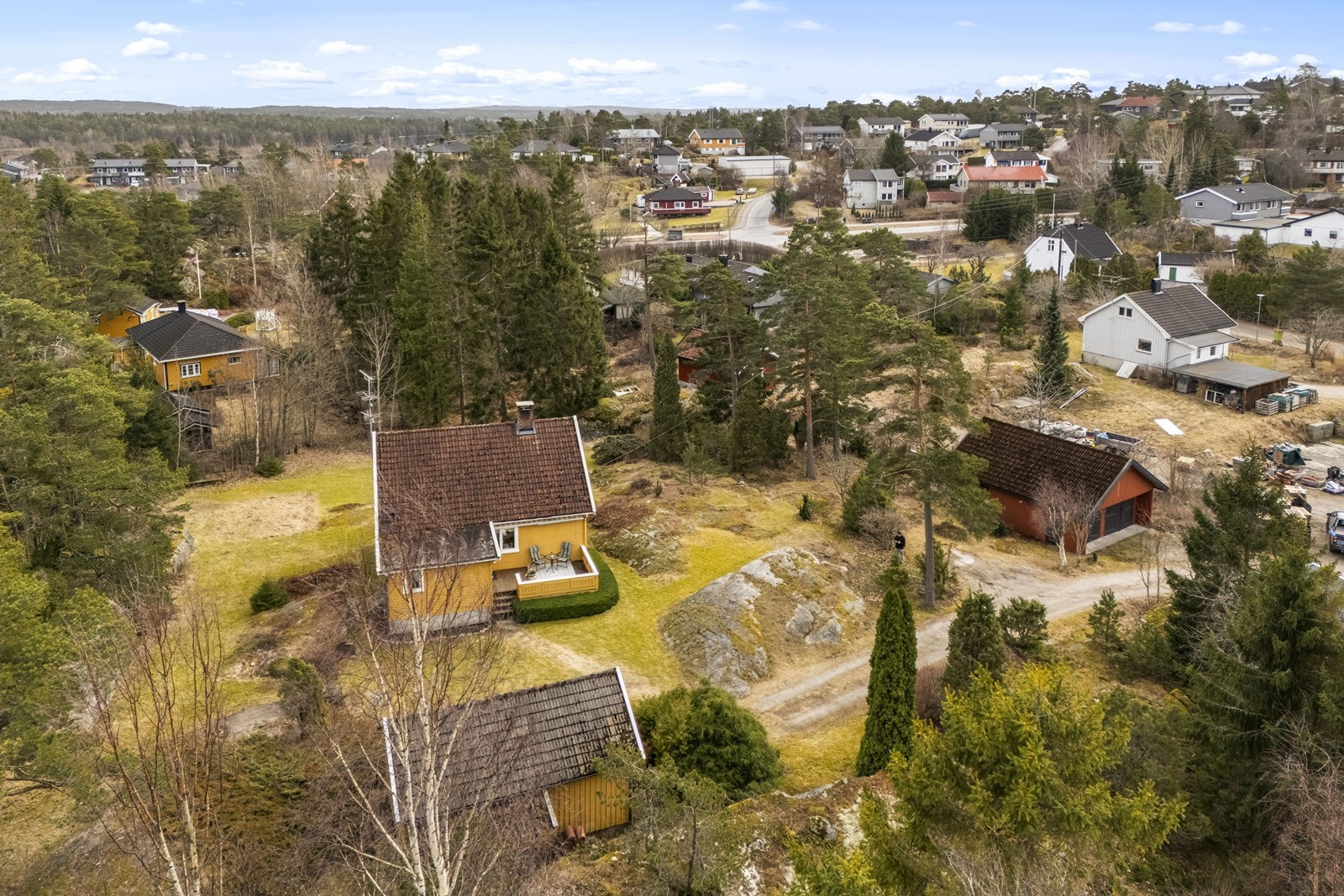 Rødåsen bussholdeplass ligger kun 3 minutters gange unna, med forbindelser til blant annet Fredrikstad. Galleribilde