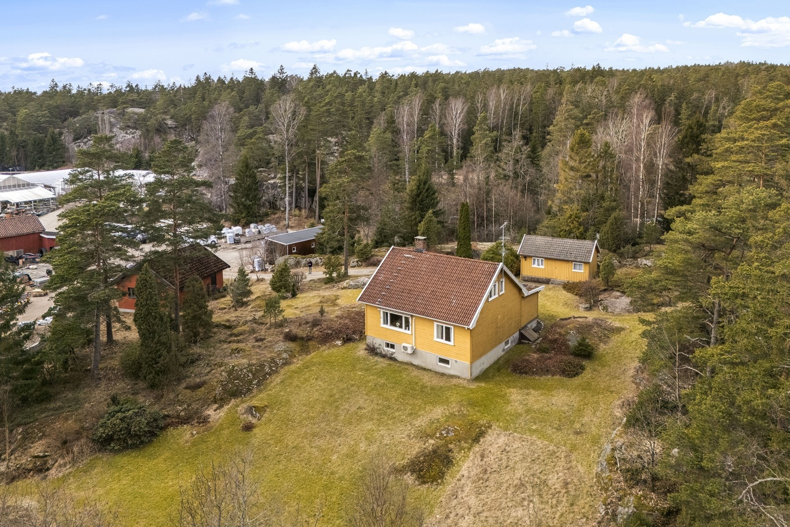 Den idylliske eiendommen ligger på en fjellgrunn og inkluderer hovedhus, et anneks på 22 m² og en dobbel garasje. Galleribilde