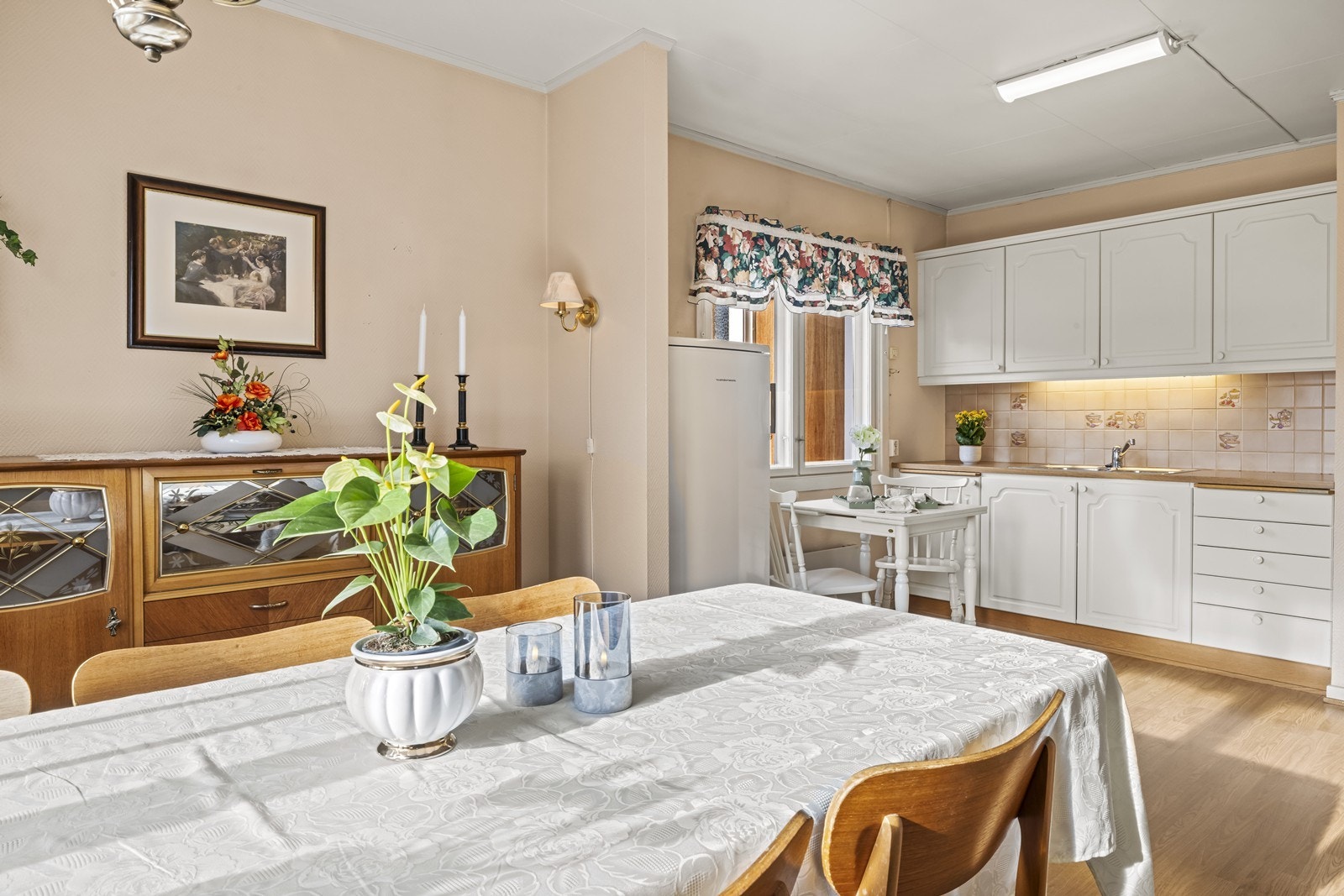 Kjøkkenet har innredning med profilerte fronter og laminat benkeplate. Galleribilde