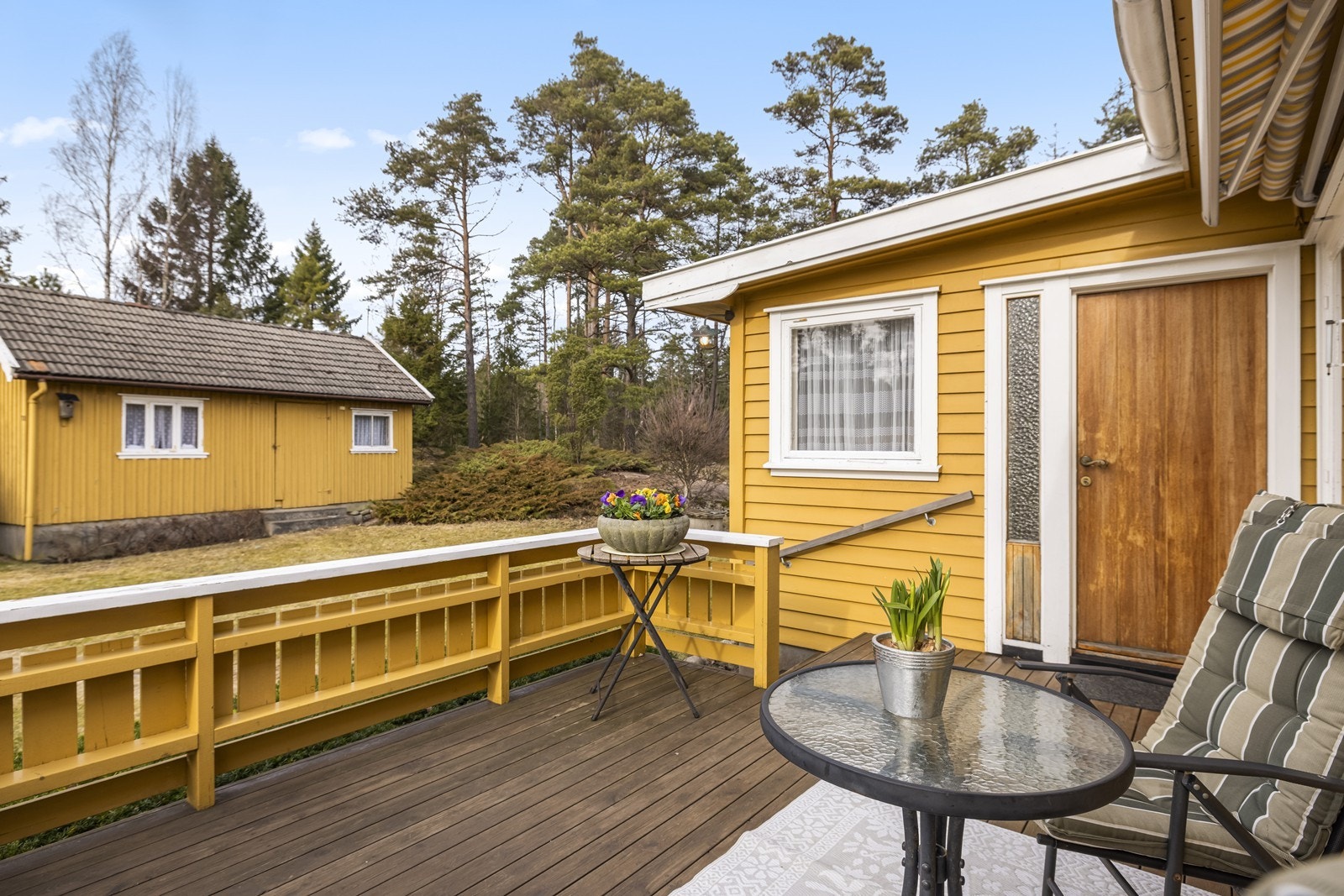 Fra terrassen ser man over til annekset på eiendommen. Galleribilde