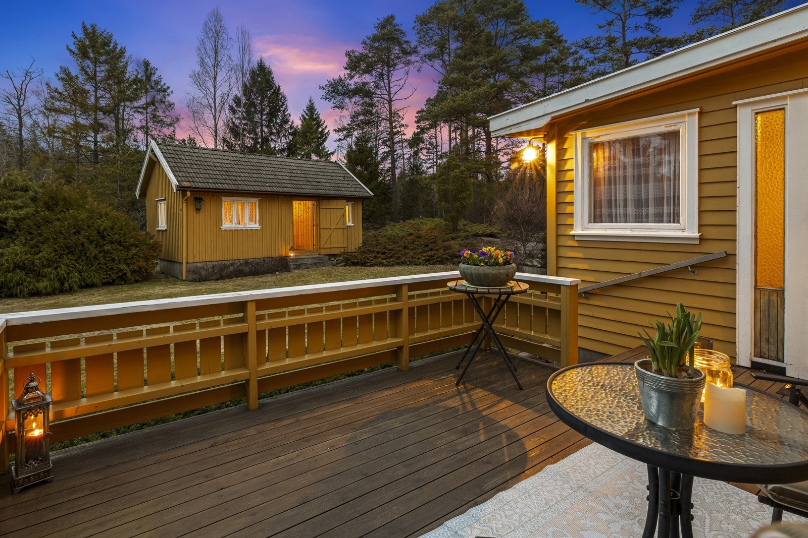 Terrassen er et hyggelig samlingspunkt med utsikt over eiendommen. Galleribilde