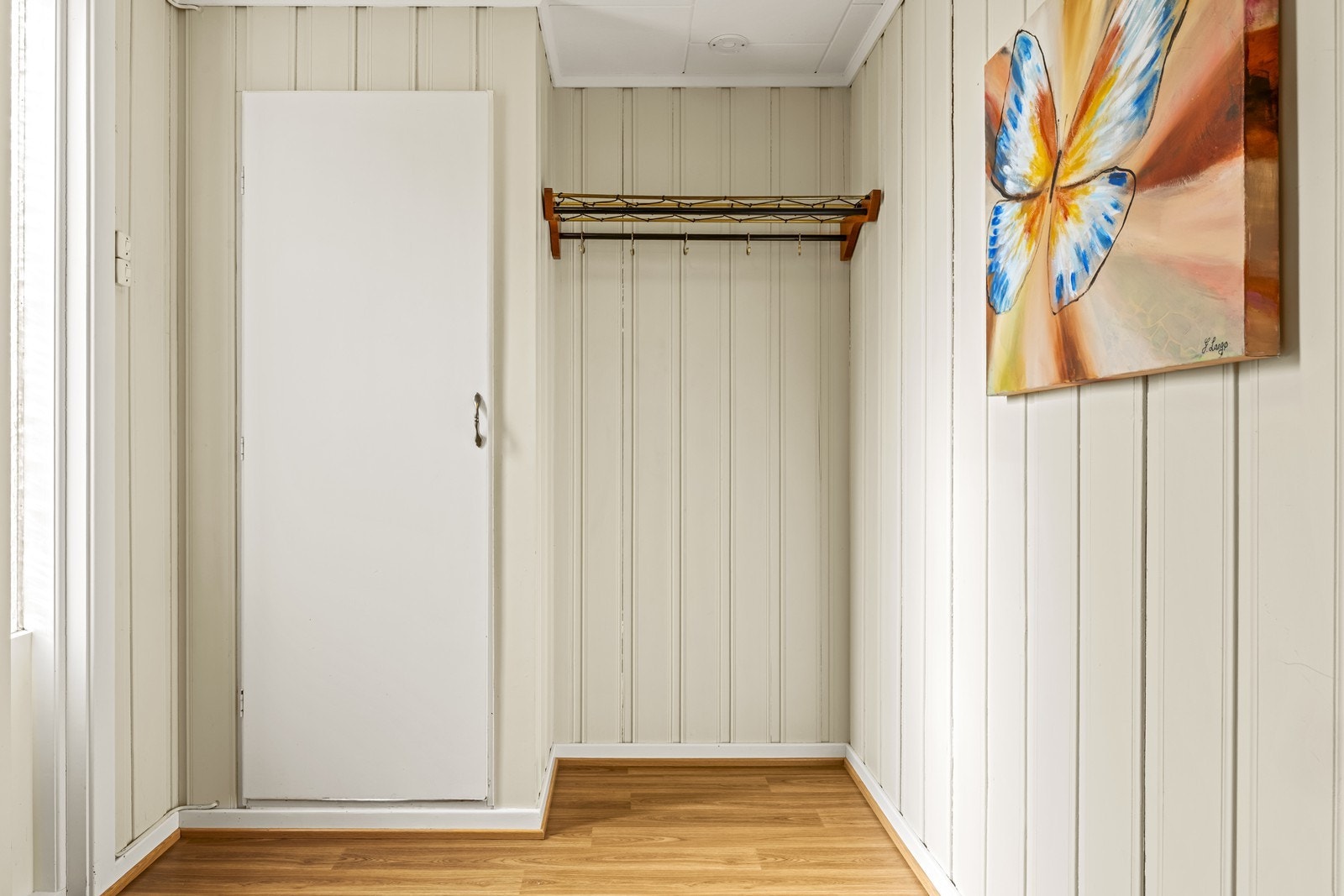 Inngangspartiet er en del av et tilbygg fra 1965 og leder inn til boligens første etasje. Galleribilde