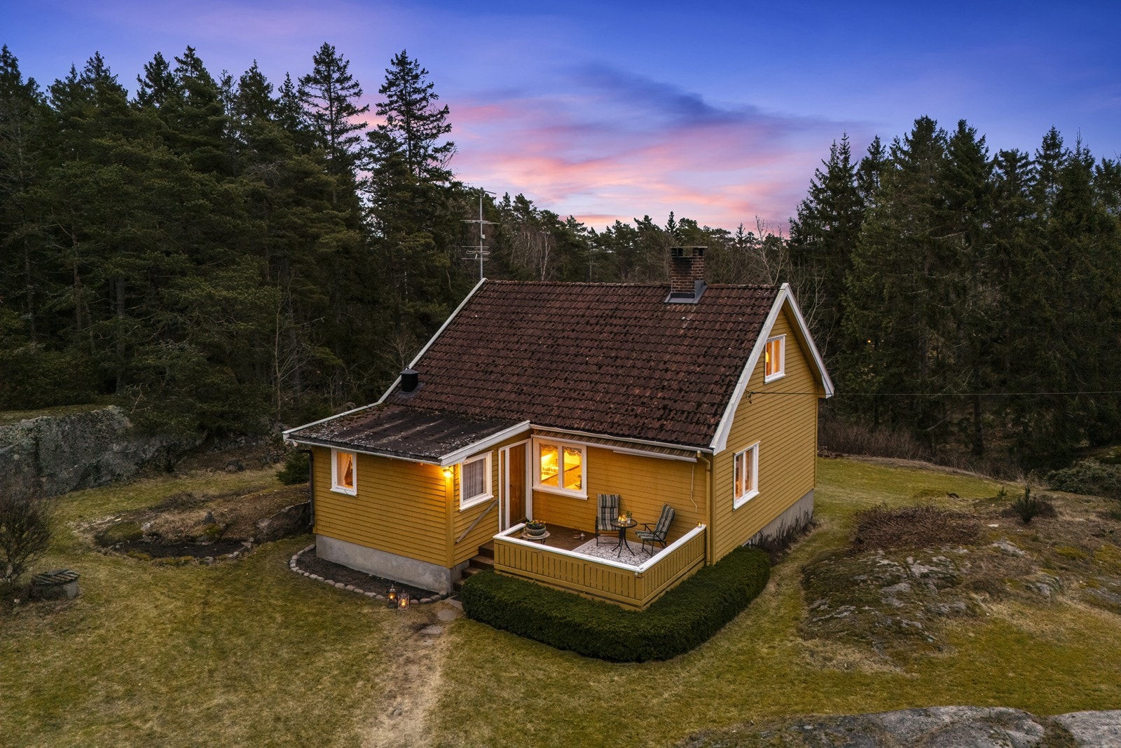 Eneboligen ligger på en skrånende tomt med gode solforhold. Galleribilde