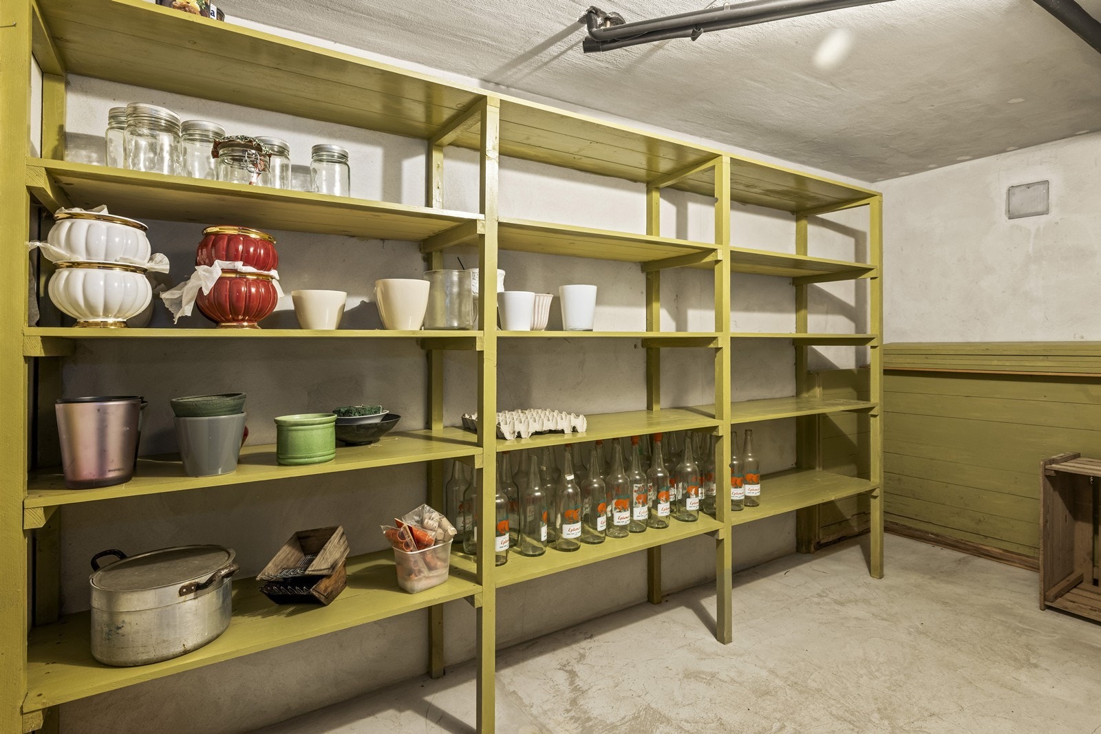 Kjelleren byr på rikelig med lagringsplass, fordelt på tre boder. Galleribilde