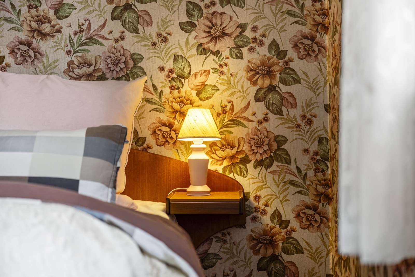 Veggflatene på soverommet er tapetsert. Galleribilde