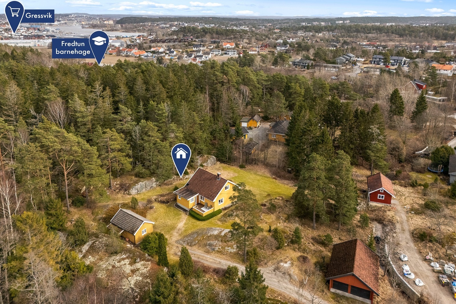 Beliggenheten byr på nærhet til både Gressvik sentrum og flotte turområder i skog og mark. Barnehage, skole og bussholdeplass rett ved. Galleribilde