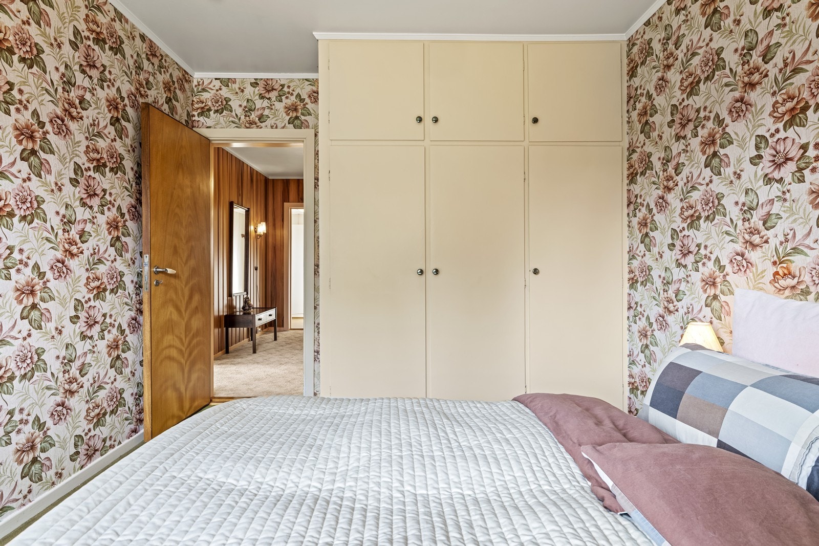 Soverommet er utstyrt med eldre, faste skap som gir god lagringsplass. Galleribilde