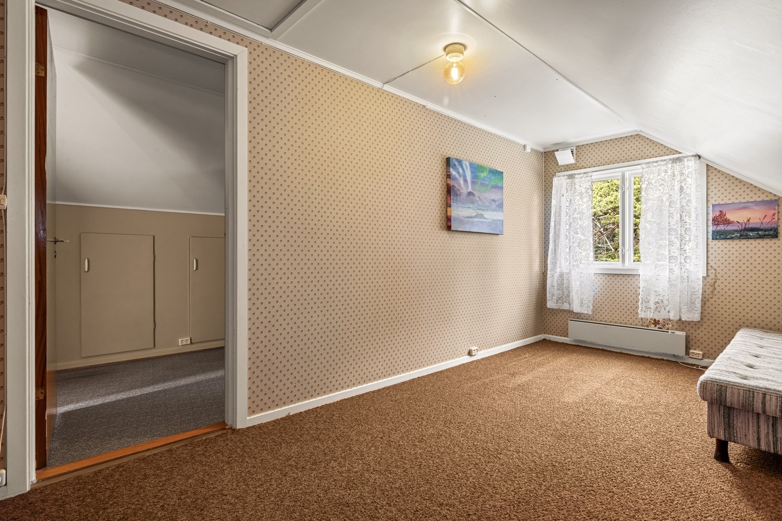 Det ene av to soverom på loftet. Begge soverommene er definert som hoveddel. Galleribilde