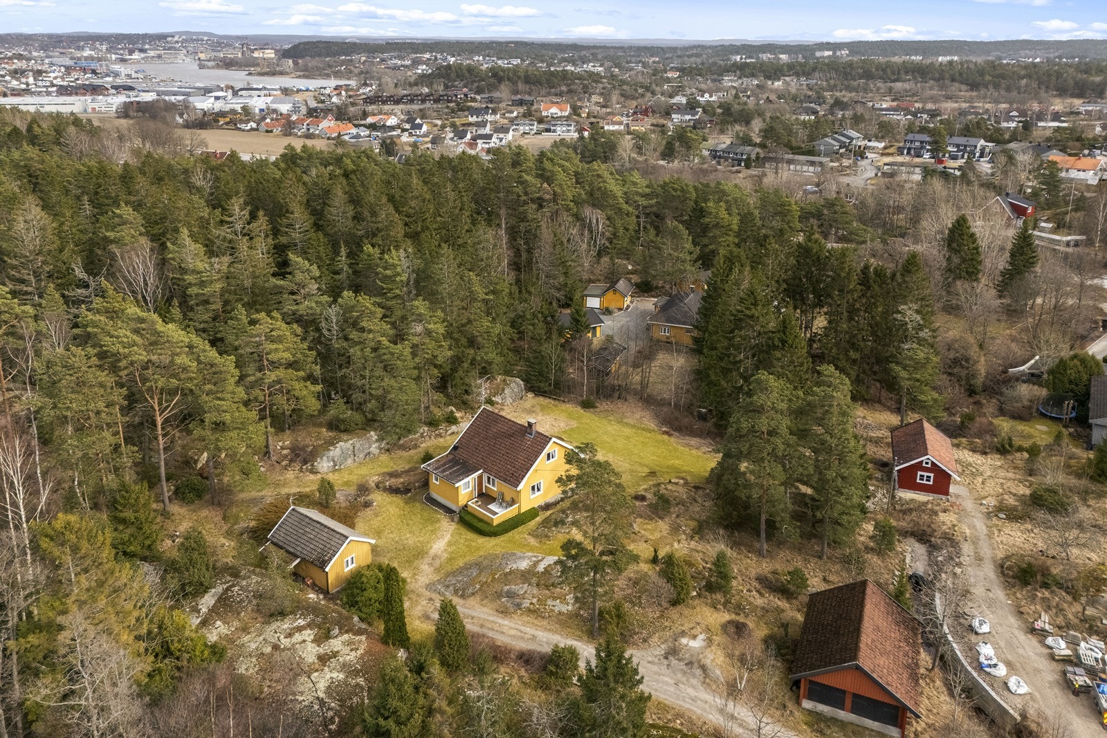 Området er vurdert som svært trygt, eiendommen er skjermet og idyllisk. Galleribilde