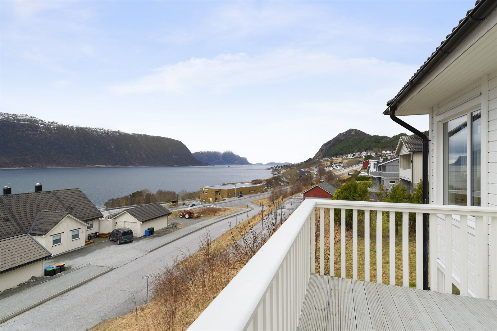 Flott utsikt fra altan med tilkomst fra stue Galleribilde