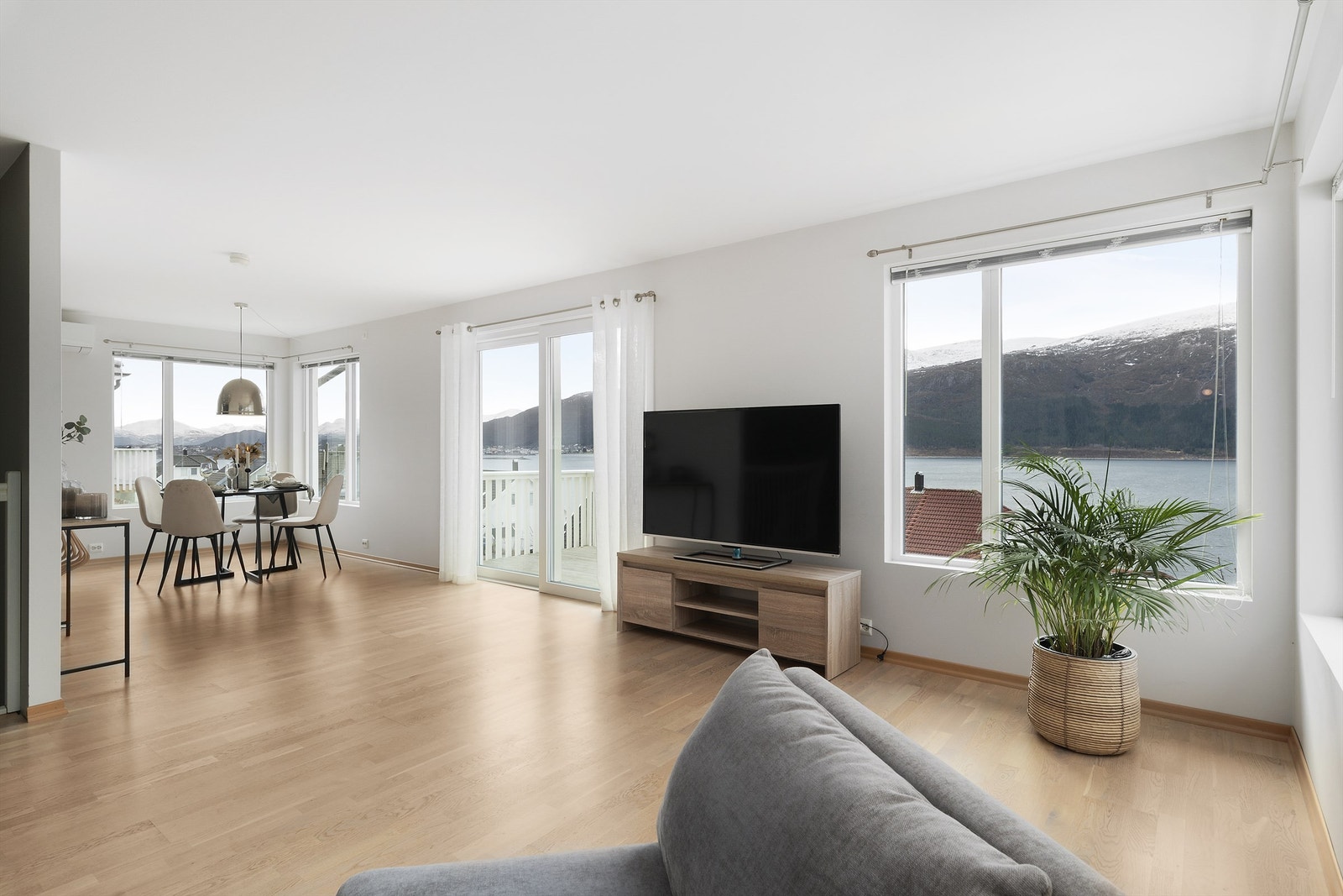 Stue med utgang til altan og terrasse Galleribilde